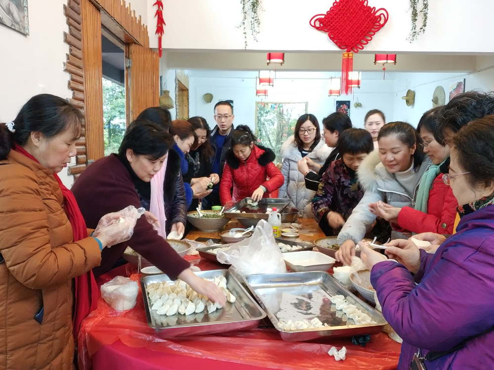 标题：2019年3月7日，民建市委组织女会员举行包饺子比赛庆祝第109个国际“三八”妇女节
作者：夏丽
日期：2019-03-08 17:08:14